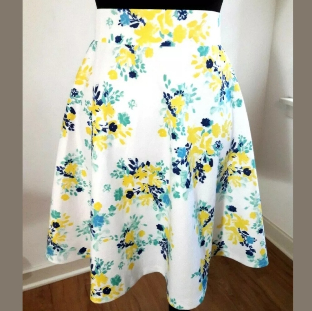 Torrid White/Multi Floral Skater Skirt Size 1 - Picture 1 of 8
